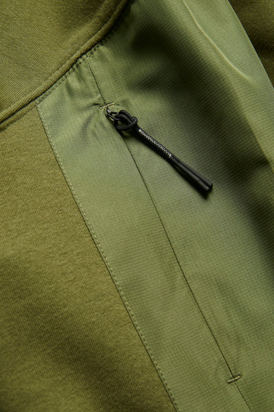 Sweater vert de CORE BY JACK & JONES, avec une fermeture éclair visible et des contrastes.