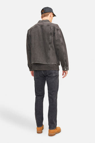 Zwarte tapered jeans van JACK & JONES JEANS INTELLIGENCE, met een bijpassend denim jack en bruine schoenen.

