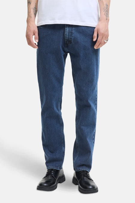 Jean bleu marine droit de JACK & JONES JEANS INTELLIGENCE, associé à des chaussures noires et un T-shirt blanc.