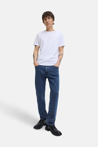 Jean bleu marine droit de JACK & JONES JEANS INTELLIGENCE, porté avec un T-shirt blanc et des chaussures noires.