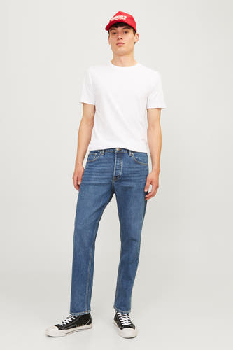 Jean denim bleu tapered de JACK & JONES JEANS INTELLIGENCE, associé à un T-shirt blanc et des baskets noires.