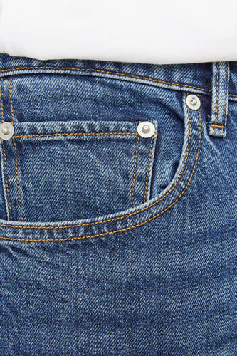 Jean bleu de JACK & JONES JEANS INTELLIGENCE avec une coupe tapered, détail de la poche et boutons métalliques.