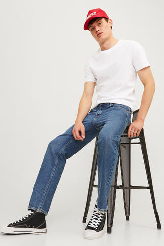 Jean tapered en denim bleu moyen de JACK & JONES JEANS INTELLIGENCE, associé à un T-shirt blanc et des baskets hautes.