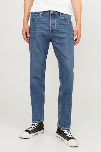 Jean tapered bleu de JACK & JONES JEANS INTELLIGENCE, associé à des baskets en toile noires.
