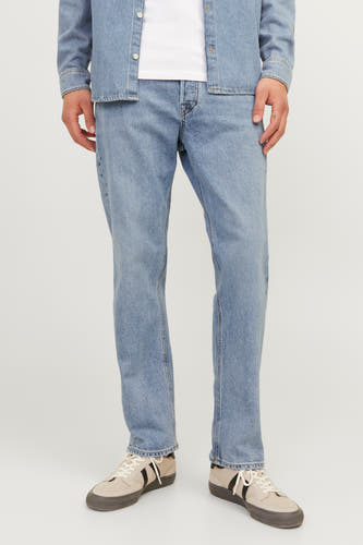 Jean en denim bleu clair tapered de JACK & JONES JEANS INTELLIGENCE, vu de de derrière, avec un chemisier en denim coordonné et une casquette bleu foncé.