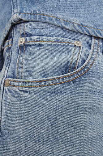 Jean tapered bleu clair de JACK & JONES JEANS INTELLIGENCE, avec détails de poche et boutons.