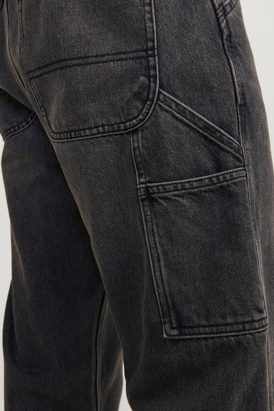 Jean délavé noir de JACK & JONES JEANS INTELLIGENCE, avec poche à outils et points contrastés.