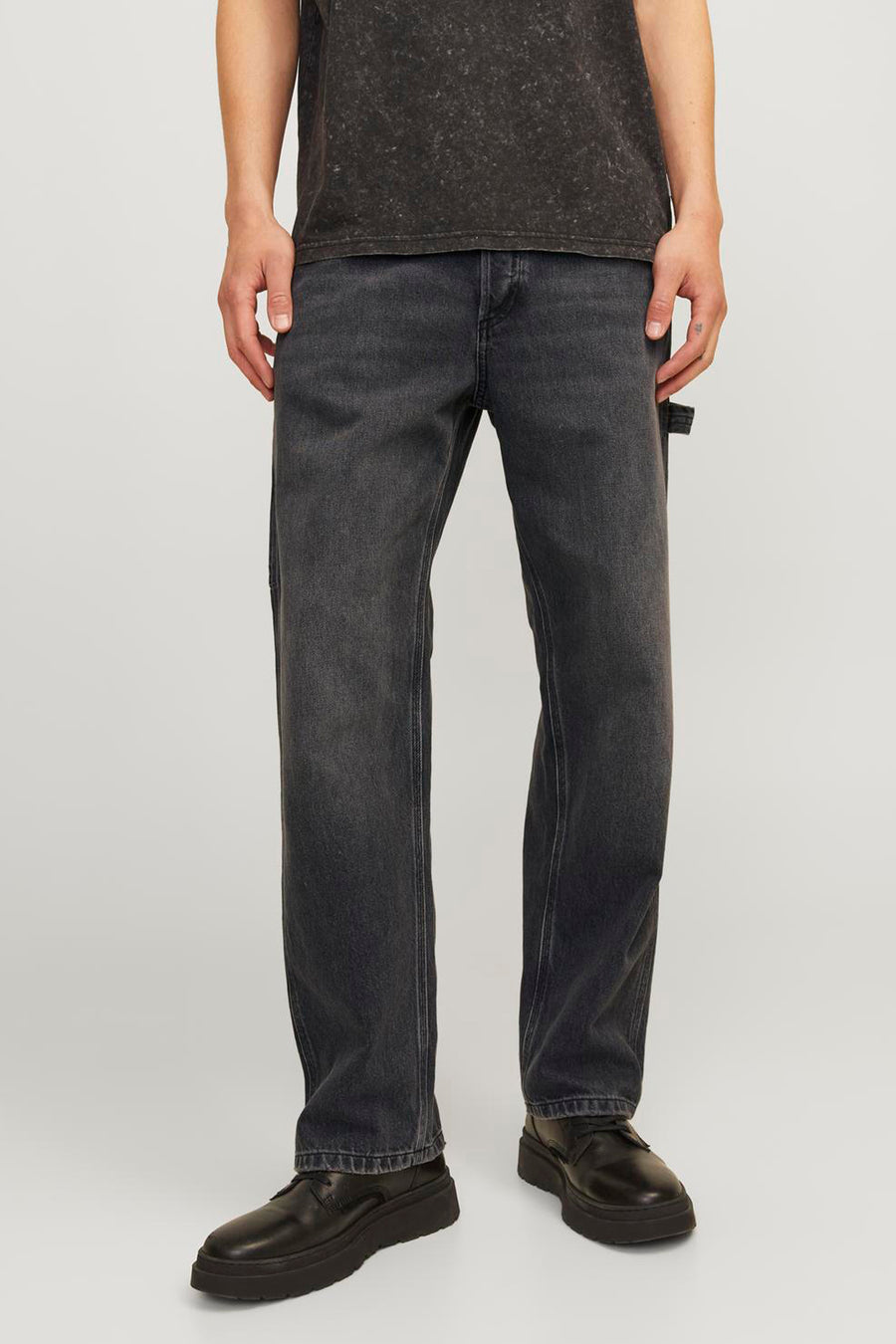 Jean noir et large de JACK & JONES JEANS INTELLIGENCE, avec un léger lavage et des chaussures noires.