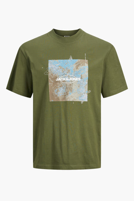 T-shirt vert de mantes courtes man CORE par par JACK & JONES, une im avecique sur la devant.