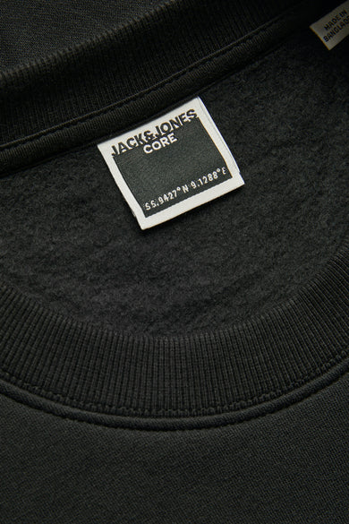 Gilet noir de CORE BY JACK & JONES, avec un col rond et un détail d'étiquette.