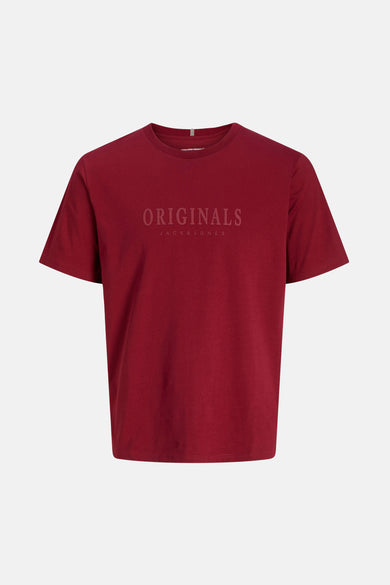 T-shirt rouge à manches courtes d'ORIGINALS par JACK & JONES, avec une subtile impression de texte sur la poitrine.