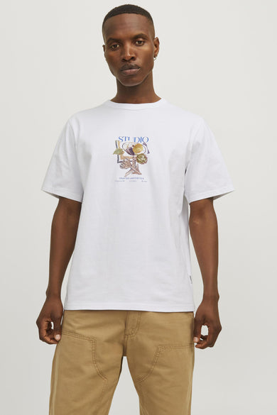 T-shirt blanc à manches courtes d'ORIGINALS BY JACK & JONES, avec un short kaki et des chaussures marron foncé.