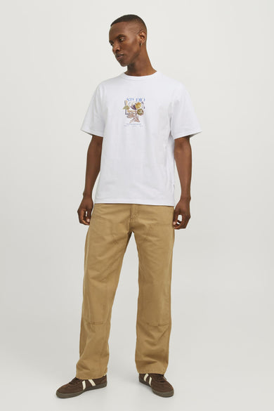 Wit T-shirt met korte mouwen van ORIGINALS BY JACK & JONES, met een grafische print en gedragen met kaki broeken.