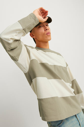 Man met gestreept shirt en pet.