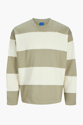 Olijfgroene en witte gestreepte trui met lange mouwen.
