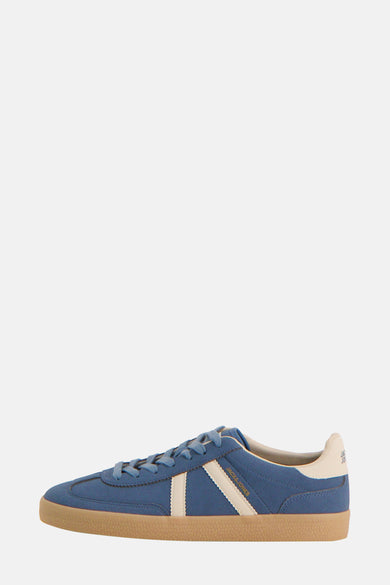 Sneakers bleues d'ACCESSORIES BY JACK & JONES, avec des rayures blanches et une semelle brune, en vue latérale.