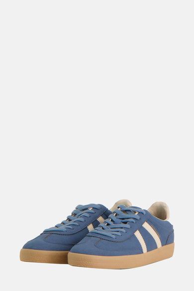 Sneakers bleues d'ACCESSORIES BY JACK & JONES avec des rayures blanches et une semelle brune.