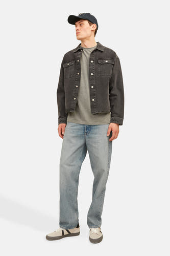 Jean décontracté de denim bleu clair de JACK & JONES JEANS INTELLIGENCE, avec une coupe détendue et un zip non cousu.