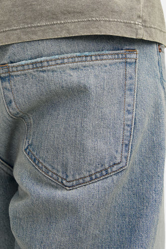 Jean wide bleu clair de JACK & JONES JEANS INTELLIGENCE, avec une poche arrière et une texture en tissu cotonné.