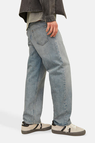 Jean décontracté en denim bleu clair de JACK & JONES JEANS INTELLIGENCE, avec des détails de style et des points visibles.
