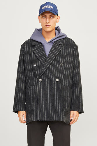 Blazer noir d'ORIGINALS BY JACK & JONES, avec des rayures de craie, associé à une hoodie grise, un pantalon noir et des baskets crème.