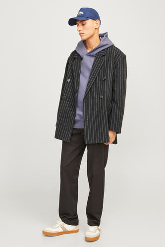 Zwarte blazer van ORIGINALS BY JACK & JONES, met krijtstreep en gedragen over een grijze hoodie en zwarte broek.
