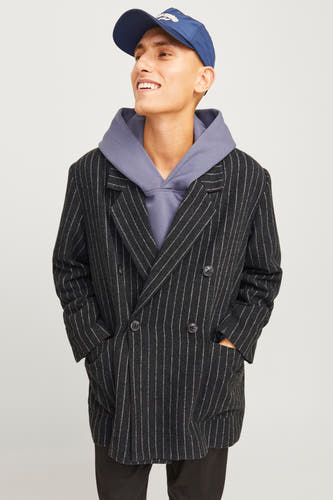 Blazer noir d'ORIGINALS BY JACK & JONES, avec une rayure blanche et porté sur un hoodie gris.