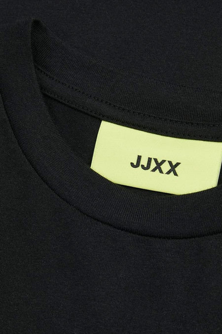 Robe noire à manches courtes de JJXX, gros plan du col avec une étiquette jaune pâle de la marque.
