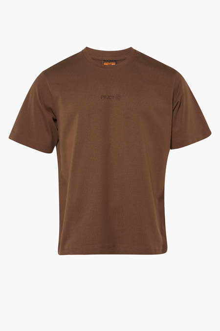 T-shirt marron à manches courtes de CORE BY JACK & JONES, avec une impression bleue et du texte sur le dos.