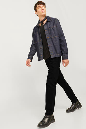 Jean tapered noir de JACK & JONES JEANS INTELLIGENCE, combiné avec une chemise en denim bleu foncé et des bottes en cuir noir.