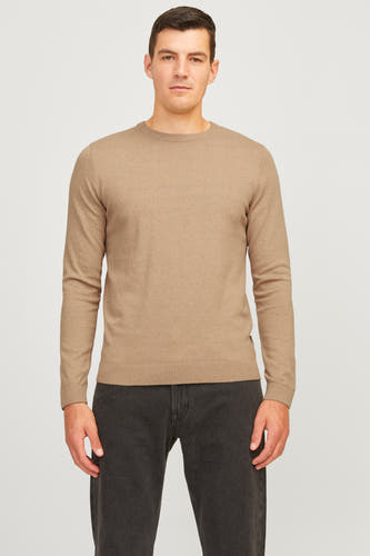 Gilet beige avec col rond de JJREBEL, porté avec un jean foncé.