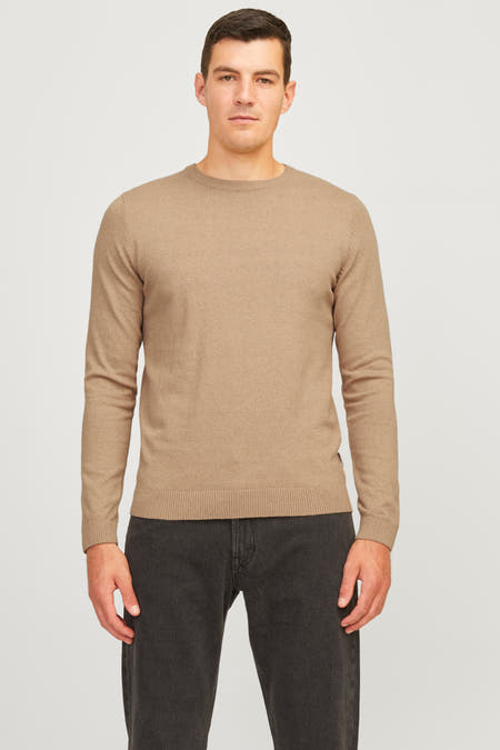 Gilet beige avec col rond de JJREBEL, porté avec un jean foncé.
