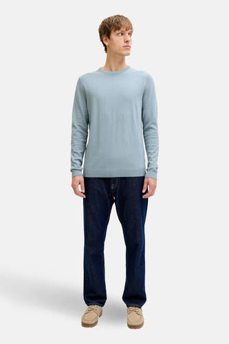 Blauw trui met ronde hals van JJREBEL, gedragen met donkere jeans en suède mocassins.