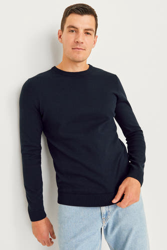 T-shirt bleu avec col rond de JJREBEL, à longues manches et porté avec des jeans légers.