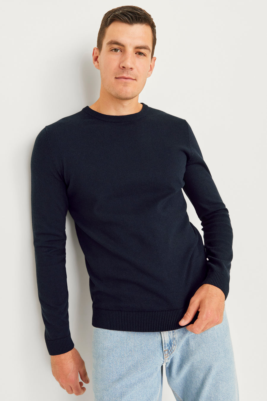 T-shirt bleu avec col rond de JJREBEL, à longues manches et porté avec des jeans légers.