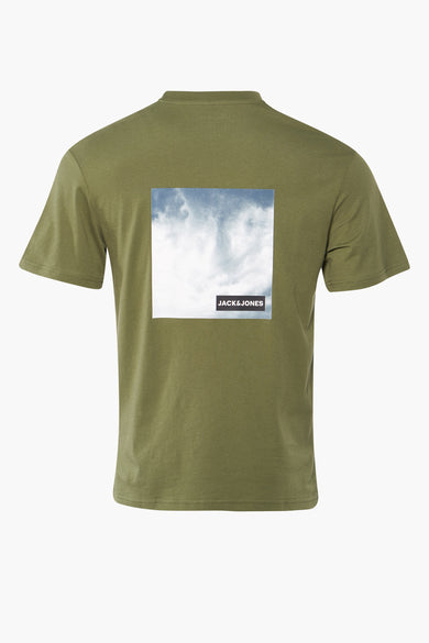 Groen T-shirt met korte mouwen van CORE by JACK & JONES, met vierkante fotoprint van een bewolkte lucht op de rug.