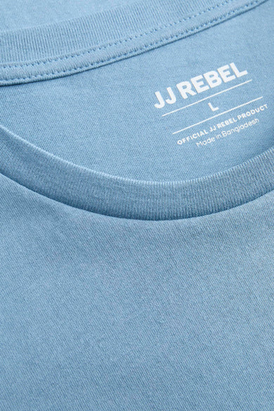 T-shirt bleu à manches courtes de JJREBEL, gros plan sur la ligne du col et le label.