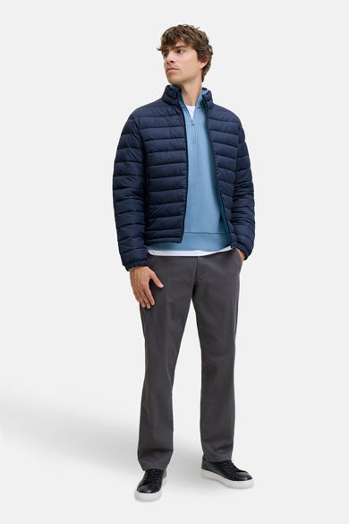 Pull-over bleu rond de col JJ JJREBEL, porté avec un unau bleu, un pantalon gris et des chaussures noires.