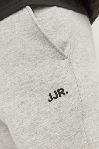 Pantalon de jogging gris de JJREBEL, avec une ceinture et des poches, et le logo sur la jambe.