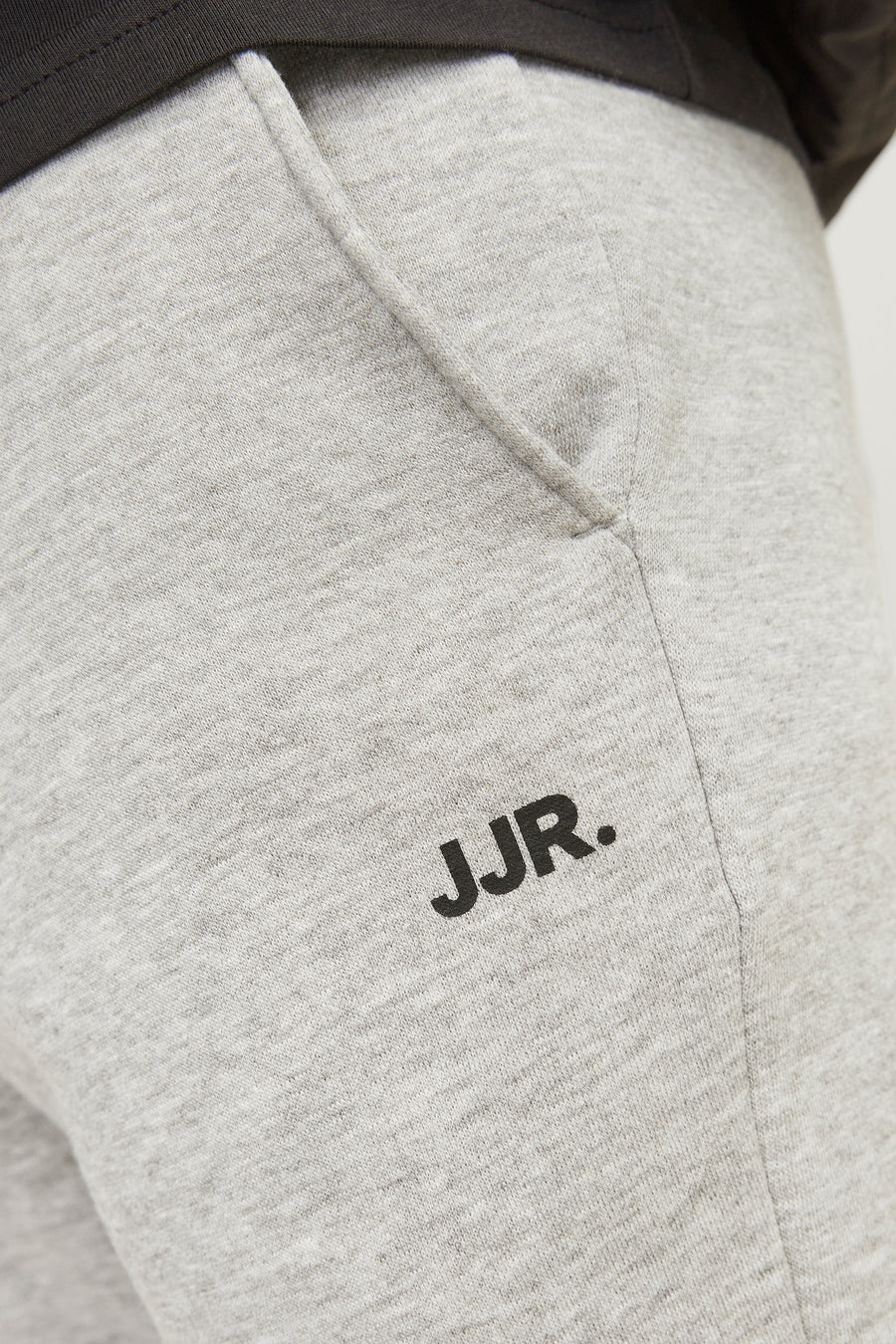 Pantalon de jogging gris de JJREBEL, avec une ceinture et des poches, et le logo sur la jambe.