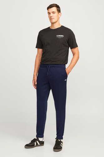 Short deau JJ JJREBEL, avec un cordon à la taille et des baskets noires.