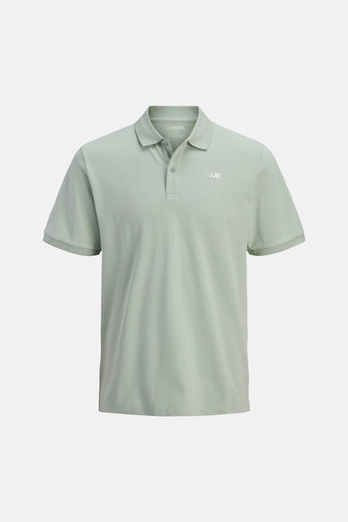 Polo bleu de JJREBEL, à manches courtes et col classique avec fermeture à boutons, et un petit logo.