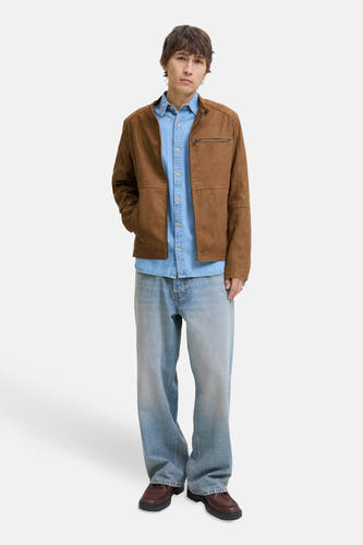 Manteau brun court de PREMIUM BLUE par JACK & JONES, associé à une chemise denim bleue et des jeans larges.