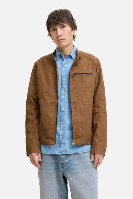 Veste courte brune de PREMIUM BLUE par JACK & JONES, portée sur un t-shirt denim bleu et des jeans.
