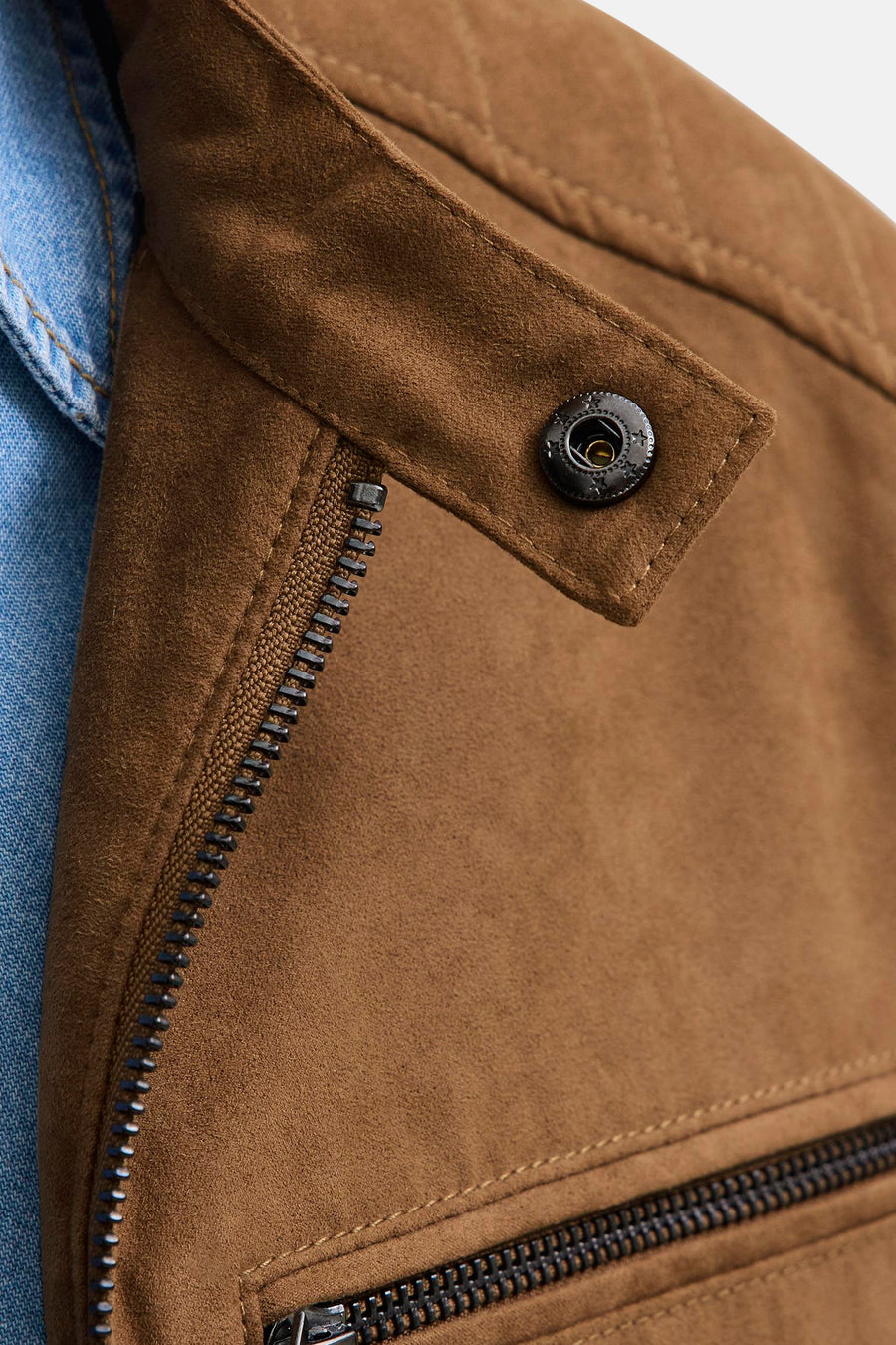 Bruin suède jas, zwarte rits, jeans mouw.