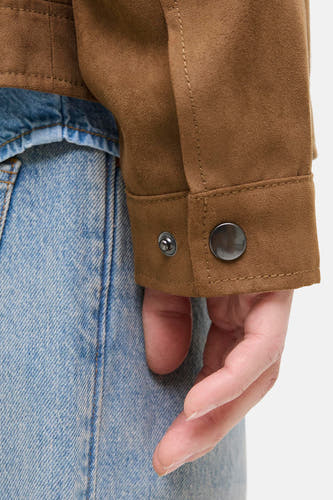 Veste courte brune de PREMIUM BLUE par JACK & JONES, avec détail de bouton métallique et jeans denim légers.