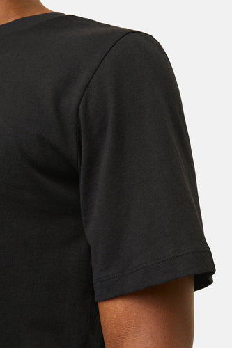 Close-up van een zwart T-shirt.