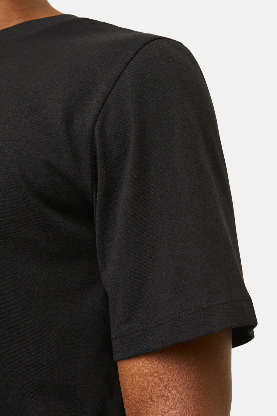 Close-up van een zwart T-shirt.