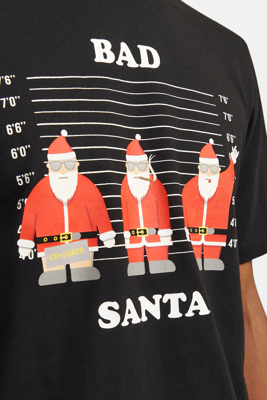 Zwarte T-shirt met opdruk "Bad Santa", Santa's in arrestantenfoto en lengte-indeling.