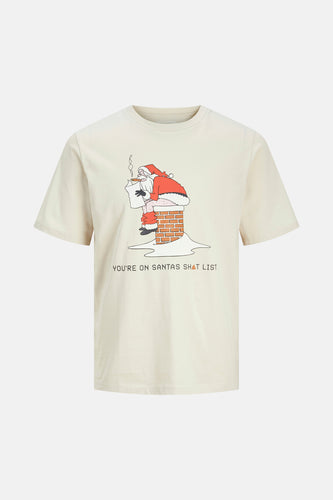 Beige T-shirt met humoristische kerstprint van een rokende kerstman op een schoorsteen.